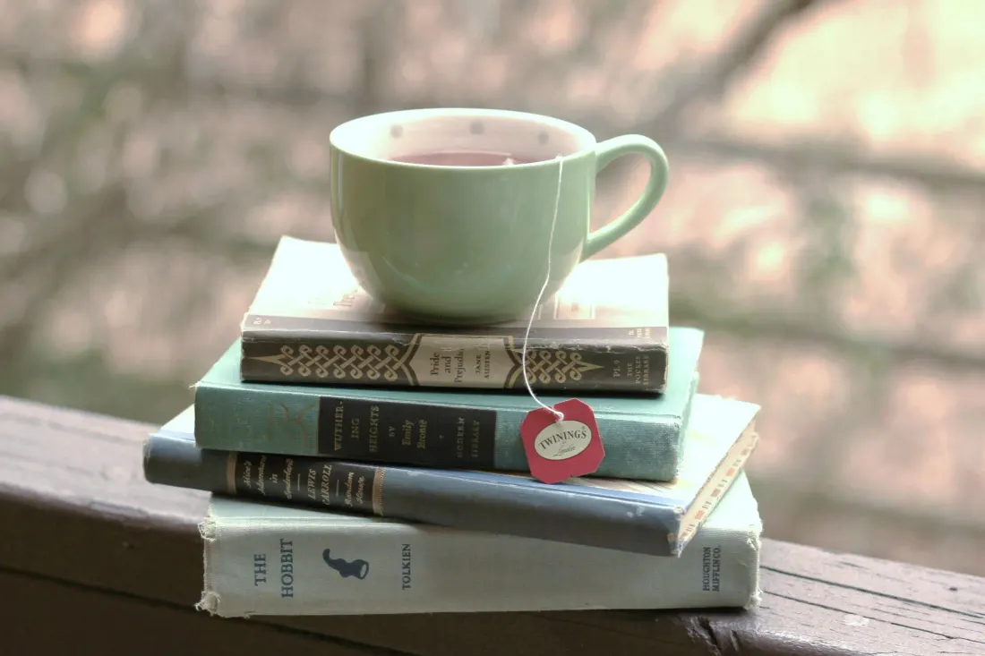 Çay fincanı ve kitap