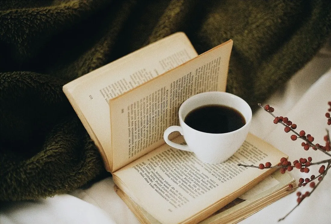 Çay fincanı ve kitap
