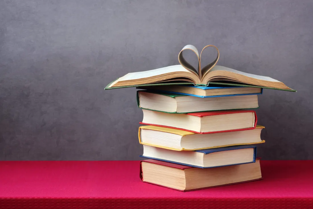 Kitap yığını masa