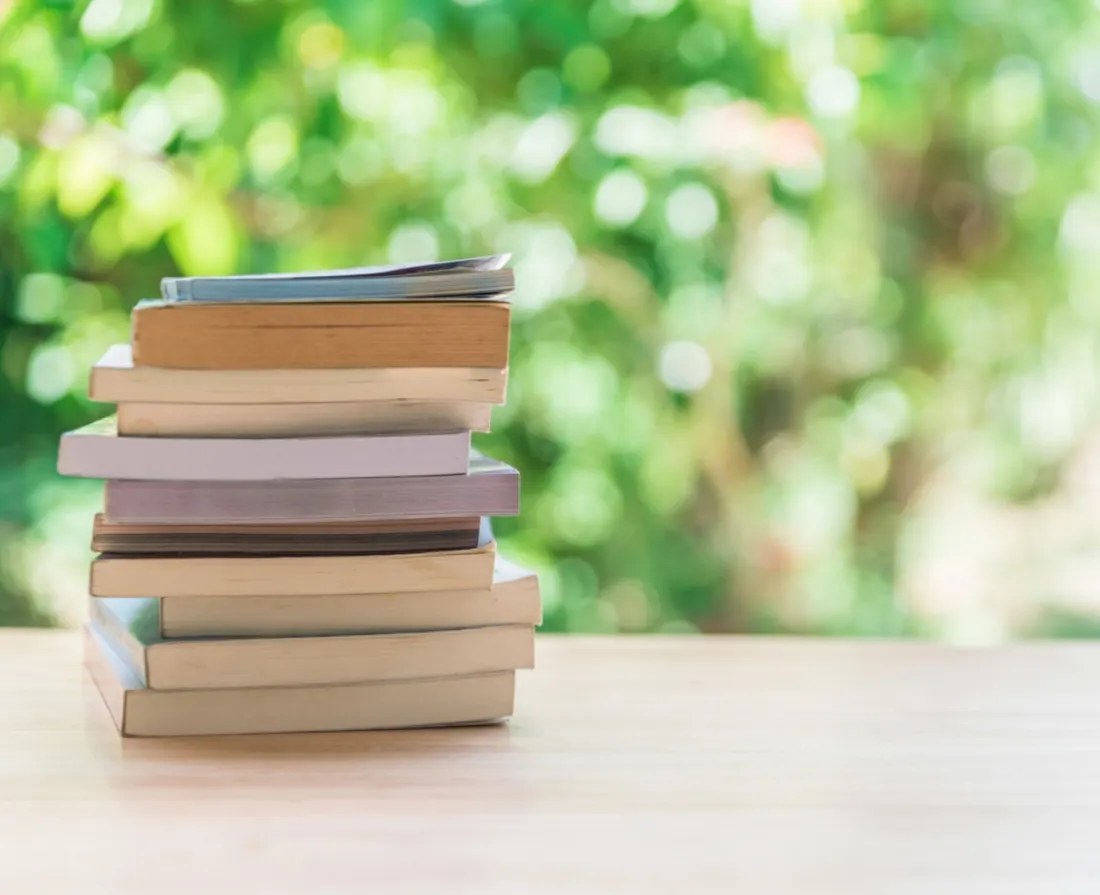 Kitap yığını masa
