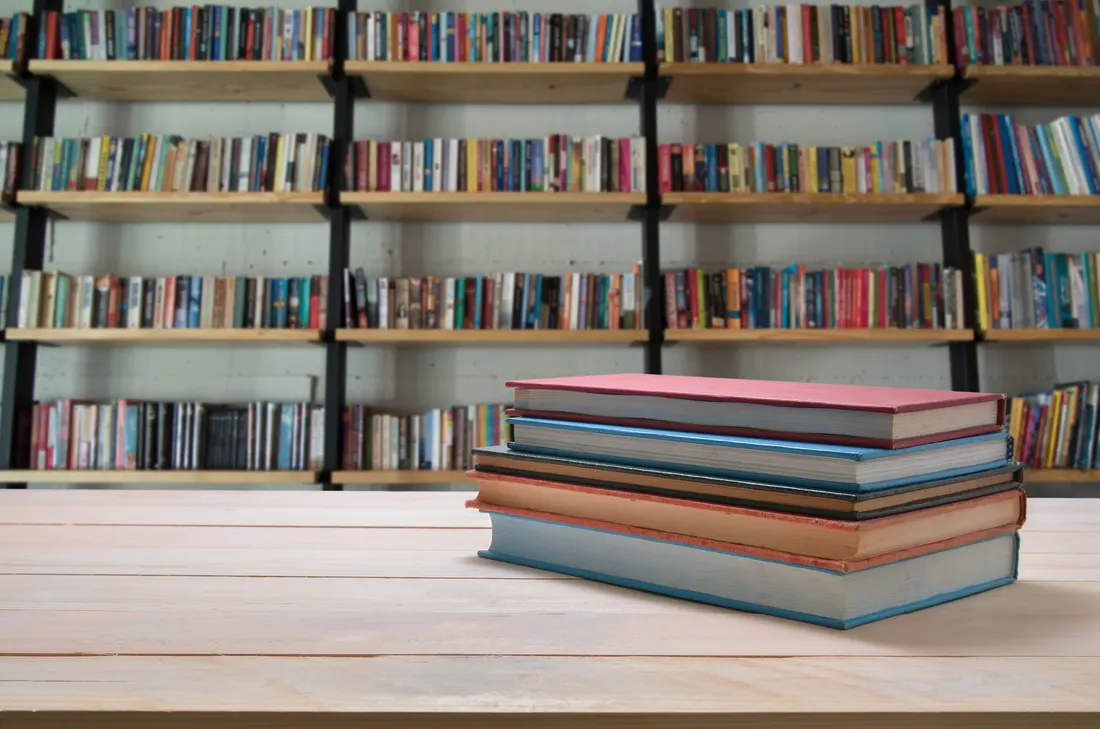 Kitap yığını masa