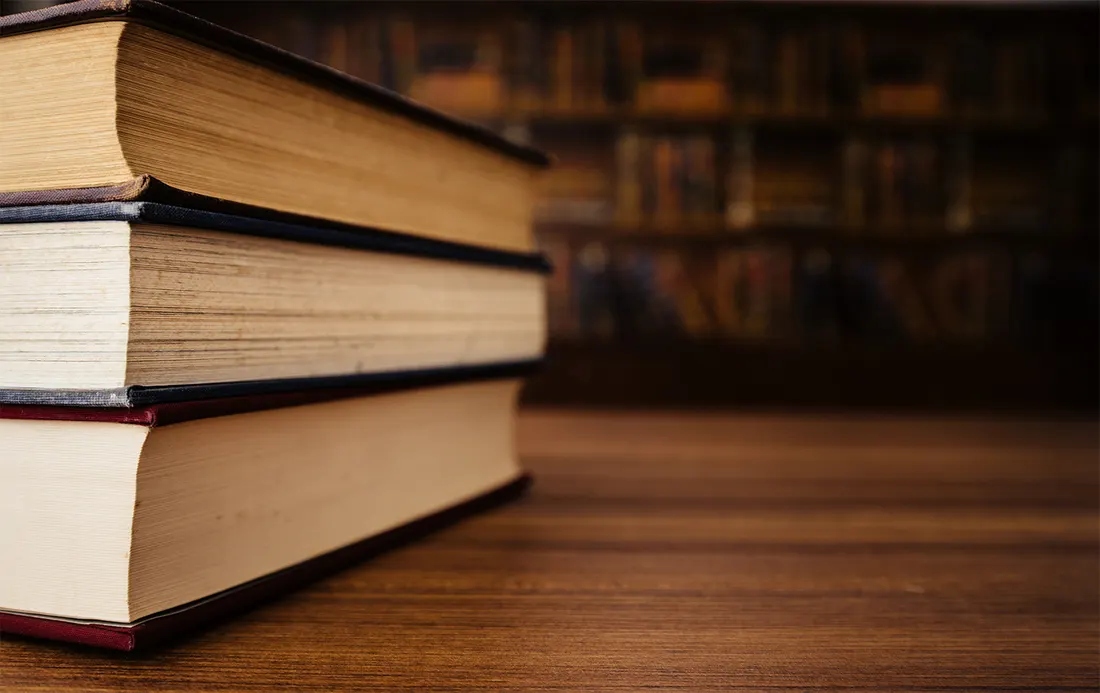 Kitap yığını masa
