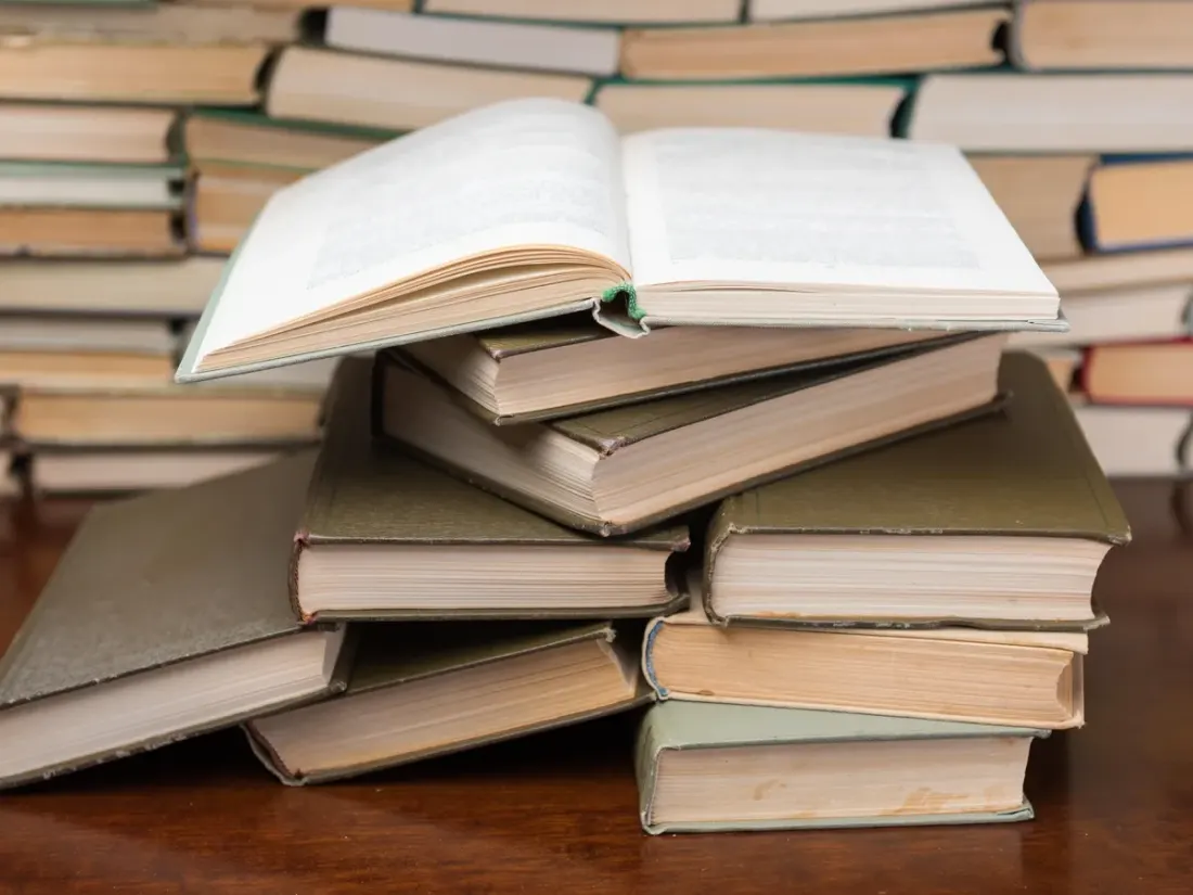Kitap yığını masa