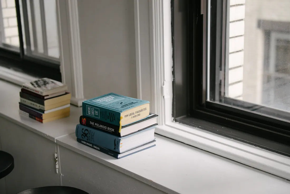 Pencere kenarında kitap okuyan